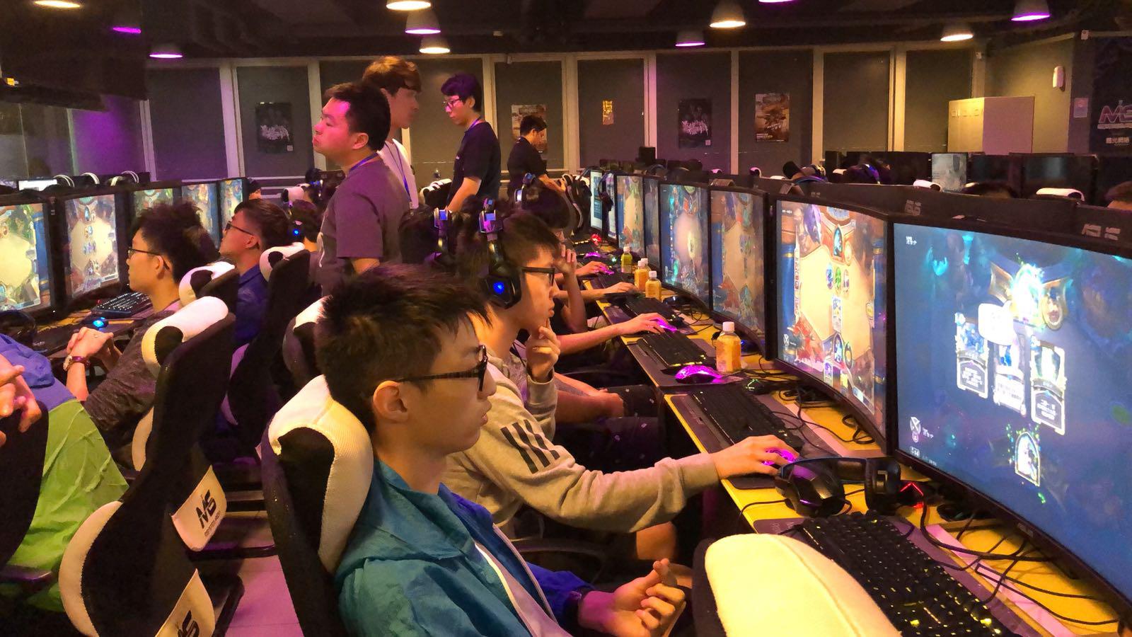 现出惊人的 现出惊人的